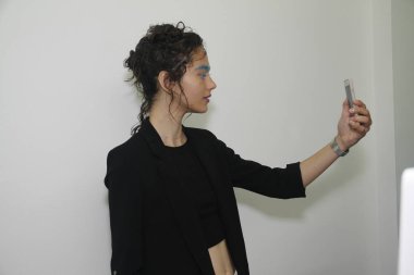 New York, Ny - Eylül 06: New York City New York Moda Haftası 6 Eylül 2017 doğum sırasında Ph5 sunum öncesi kuliste poz almak bir model.