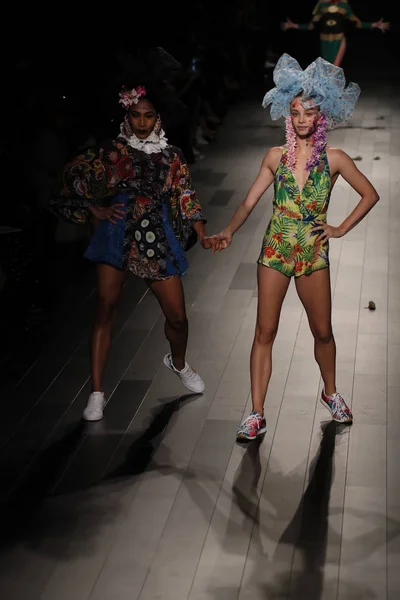 Desfile de moda desigual — Fotografia de Stock