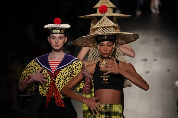 Desigual desfile de moda — Foto de Stock