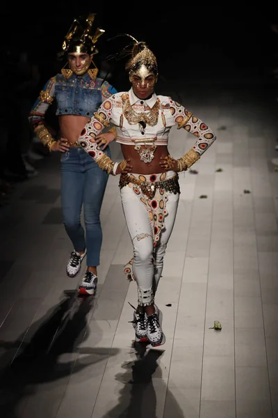 Desigual desfile de moda — Foto de Stock