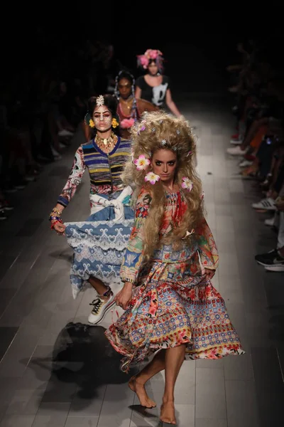 Desigual defile 