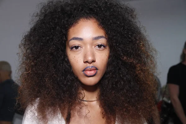 New York, Ny - Eylül 06: New York City New York Moda Haftası 6 Eylül 2017 doğum sırasında Ph5 sunum öncesi kuliste poz almak bir model.