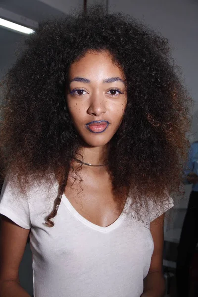 New York, Ny - Eylül 06: New York City New York Moda Haftası 6 Eylül 2017 doğum sırasında Ph5 sunum öncesi kuliste poz almak bir model.