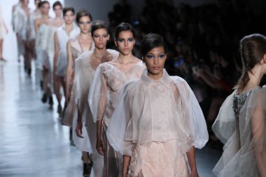 Oğlum Jung Wan defileye