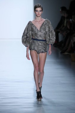 Oğlum Jung Wan defileye