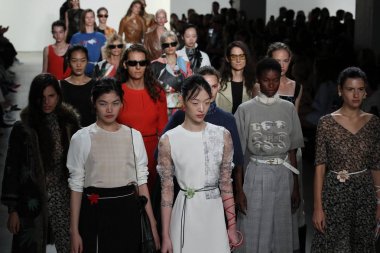 New York, Ny - Eylül 09: Modelleri yürüyüş New York'ta rüzgar moda gösterisi sırasında New York Moda Haftası 9 Eylül 2017 üzerinde yaratıklar, pist final.
