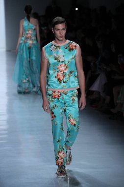 Oğlum Jung Wan defileye