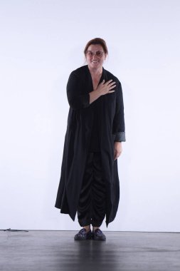 New York, Ny - 15 Şubat: Tasarımcı Irina Vitjaz üzerinde 15 Şubat 2017 New York moda haftasında Irina Vitjaz koleksiyonu New York'ta sonra seyirci selamlıyor.