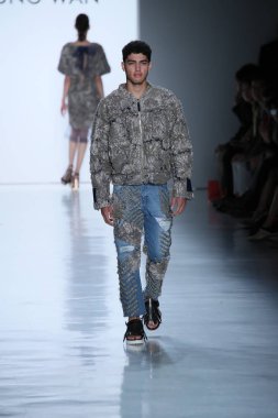 Oğlum Jung Wan defileye