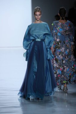 Oğlum Jung Wan defileye