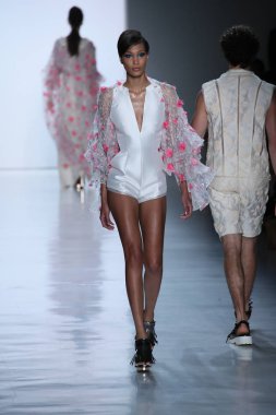 Oğlum Jung Wan defileye