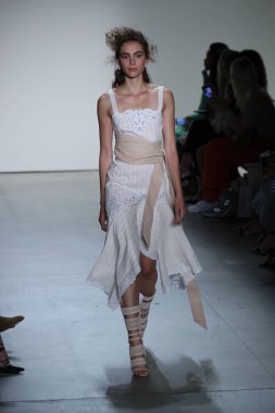  TRESemme Jonathan Simkhai moda gösterisi