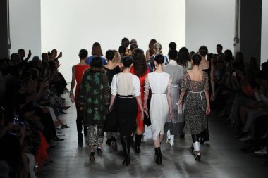 New York, Ny - Eylül 09: Modelleri yürüyüş New York'ta rüzgar moda gösterisi sırasında New York Moda Haftası 9 Eylül 2017 üzerinde yaratıklar, pist final.