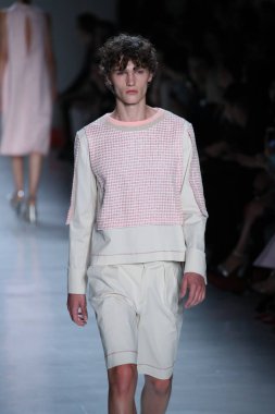 Oğlum Jung Wan defileye