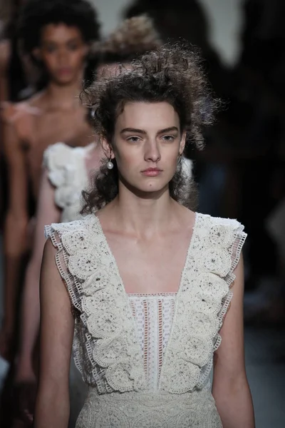 TRESemme Jonathan Simkhai moda gösterisi