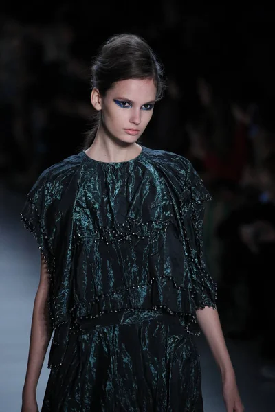 Oğlum Jung Wan defileye