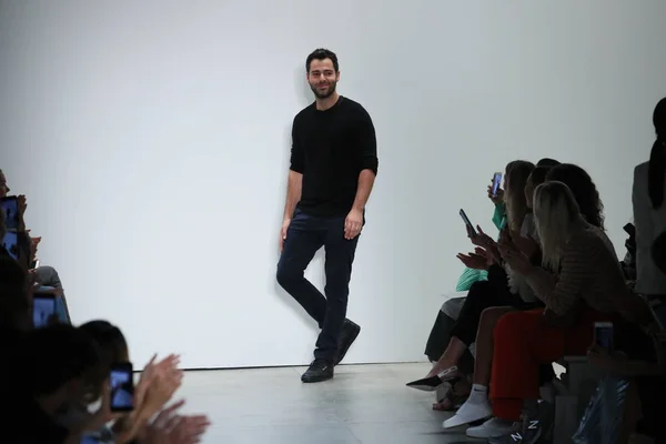 Nueva York Septiembre Diseñador Jonathan Simkhai Camina Por Pasarela Desfile — Foto de Stock