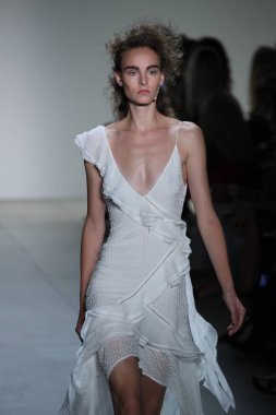  TRESemme Jonathan Simkhai moda gösterisi