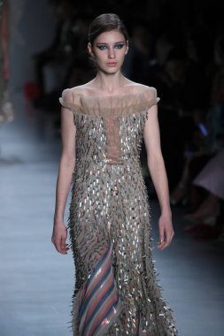 Oğlum Jung Wan defileye