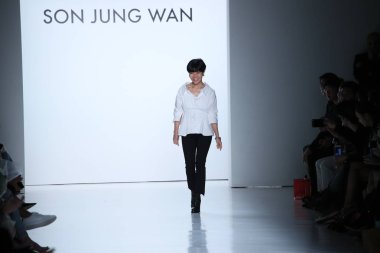 New York, Ny - Eylül 09: pist oğlu Jung Wan moda New York'ta 9 Eylül 2017 tarihinde New York Moda Haftası sırasında göstermek Tasarımcısı oğlu Jung Wan yürür.
