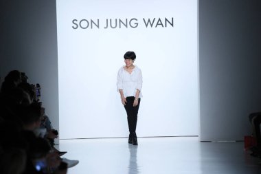 New York, Ny - Eylül 09: pist oğlu Jung Wan moda New York'ta 9 Eylül 2017 tarihinde New York Moda Haftası sırasında göstermek Tasarımcısı oğlu Jung Wan yürür.