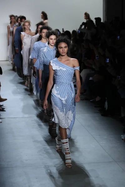 TRESemme Jonathan Simkhai moda gösterisi