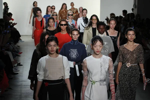 New York, Ny - Eylül 09: Modelleri yürüyüş New York'ta rüzgar moda gösterisi sırasında New York Moda Haftası 9 Eylül 2017 üzerinde yaratıklar, pist final.