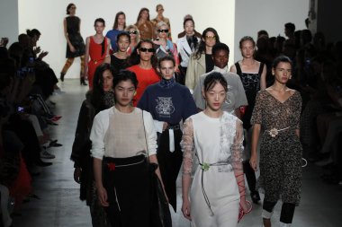 New York, Ny - Eylül 09: Modelleri yürüyüş New York'ta rüzgar moda gösterisi sırasında New York Moda Haftası 9 Eylül 2017 üzerinde yaratıklar, pist final.