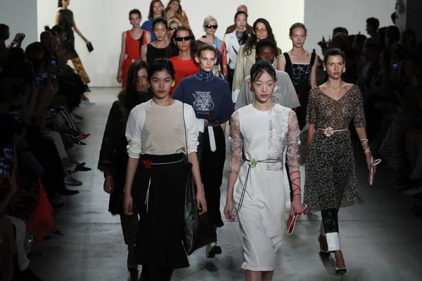New York, Ny - Eylül 09: Modelleri yürüyüş New York'ta rüzgar moda gösterisi sırasında New York Moda Haftası 9 Eylül 2017 üzerinde yaratıklar, pist final.