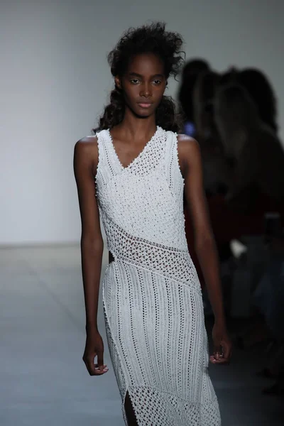  TRESemme Jonathan Simkhai moda gösterisi