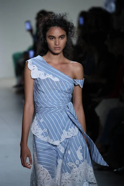  TRESemme Jonathan Simkhai moda gösterisi