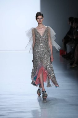 Oğlum Jung Wan defileye