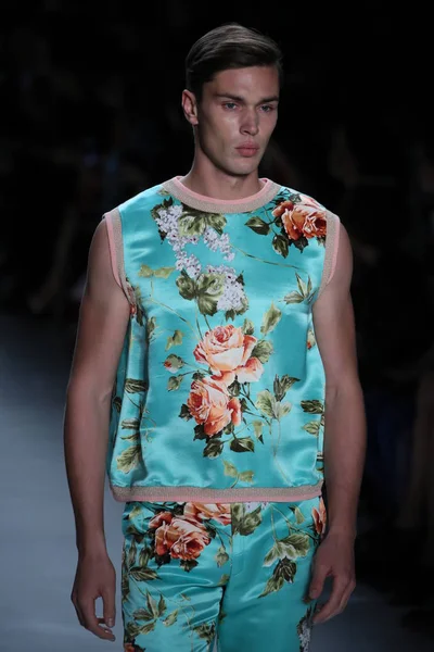 Oğlum Jung Wan defileye