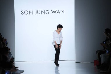 New York, Ny - Eylül 09: pist oğlu Jung Wan moda New York'ta 9 Eylül 2017 tarihinde New York Moda Haftası sırasında göstermek Tasarımcısı oğlu Jung Wan yürür.