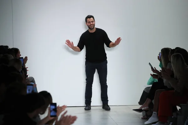 Nueva York Septiembre Diseñador Jonathan Simkhai Camina Por Pasarela Desfile —  Fotos de Stock