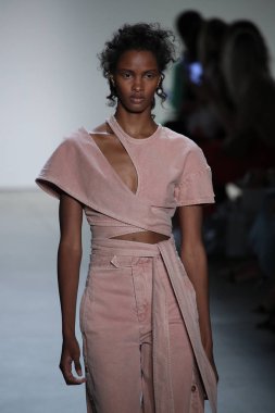  TRESemme Jonathan Simkhai moda gösterisi