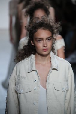 TRESemme Jonathan Simkhai moda gösterisi