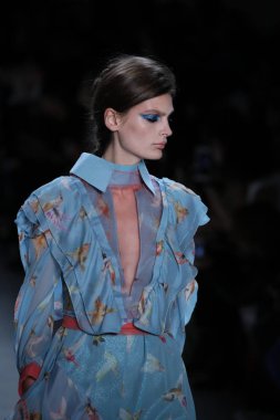 Oğlum Jung Wan defileye