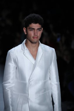 Oğlum Jung Wan defileye