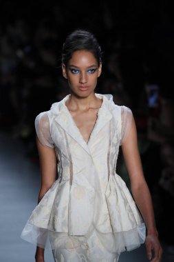 Oğlum Jung Wan defileye