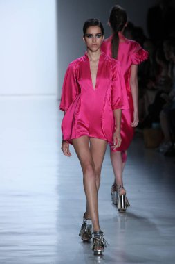 Oğlum Jung Wan defileye