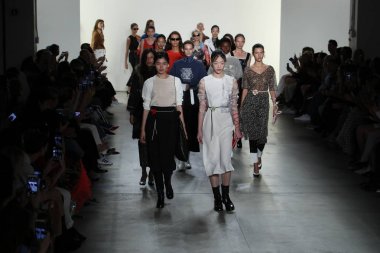 New York, Ny - Eylül 09: Modelleri yürüyüş New York'ta rüzgar moda gösterisi sırasında New York Moda Haftası 9 Eylül 2017 üzerinde yaratıklar, pist final.