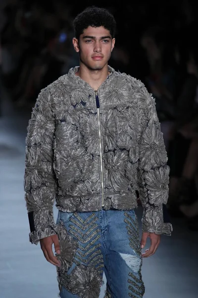 Oğlum Jung Wan defileye