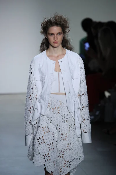  TRESemme Jonathan Simkhai moda gösterisi