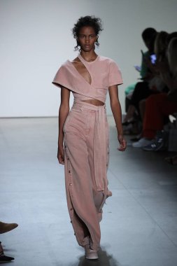  TRESemme Jonathan Simkhai moda gösterisi