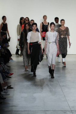 New York, Ny - Eylül 09: Modelleri yürüyüş New York'ta rüzgar moda gösterisi sırasında New York Moda Haftası 9 Eylül 2017 üzerinde yaratıklar, pist final.