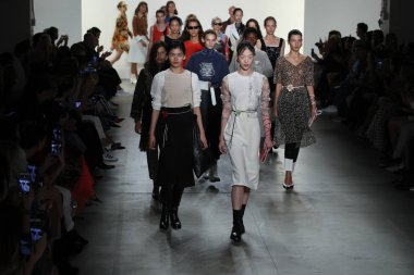 New York, Ny - Eylül 09: Modelleri yürüyüş New York'ta rüzgar moda gösterisi sırasında New York Moda Haftası 9 Eylül 2017 üzerinde yaratıklar, pist final.