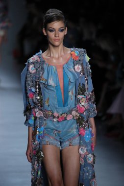 Oğlum Jung Wan defileye