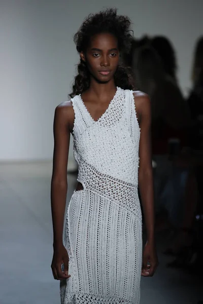  TRESemme Jonathan Simkhai moda gösterisi