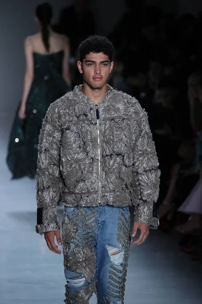 Oğlum Jung Wan defileye